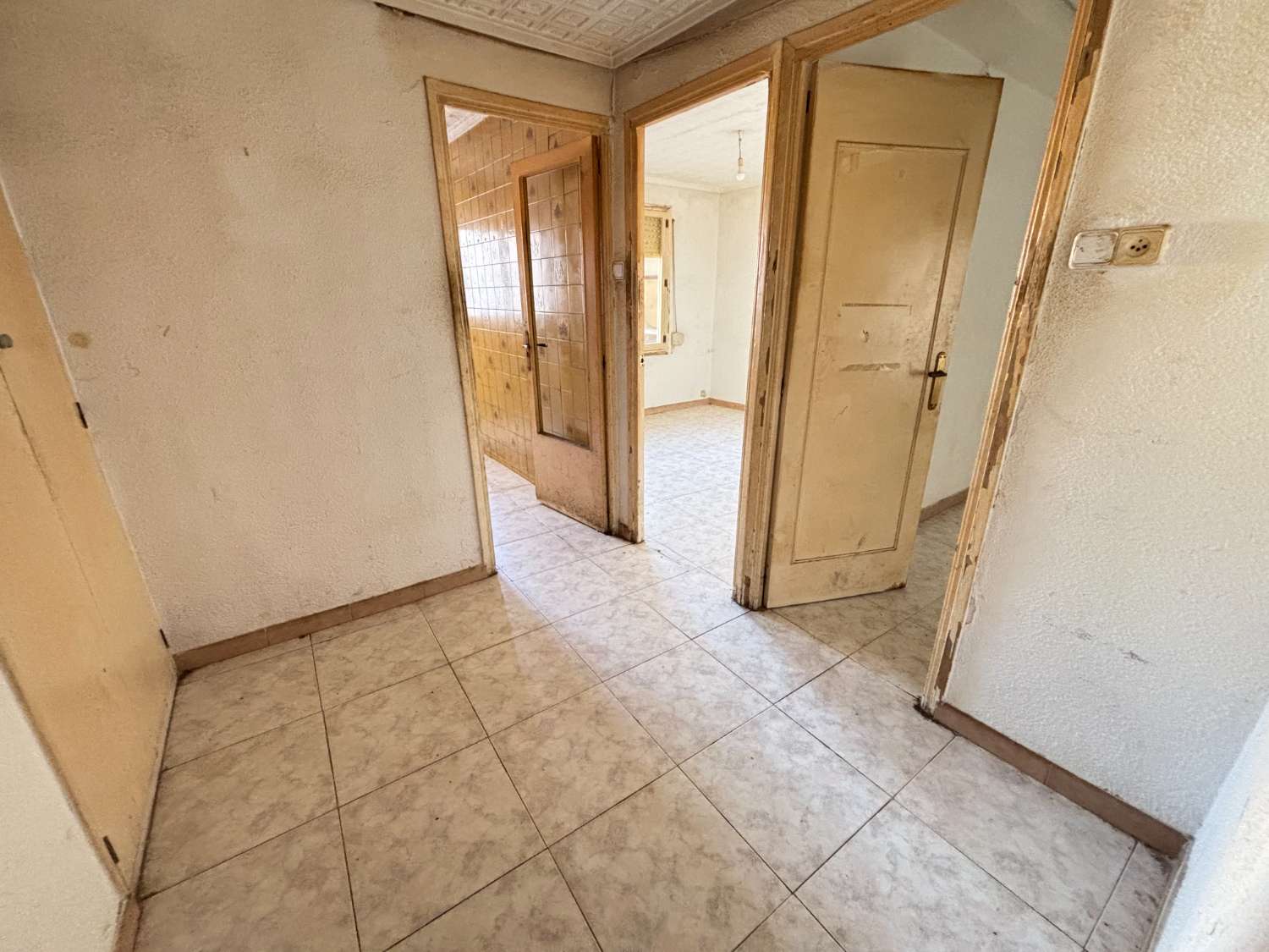 Neljän makuuhuoneen asunto Noveldan keskustassa, remontoitettavan torin edessä