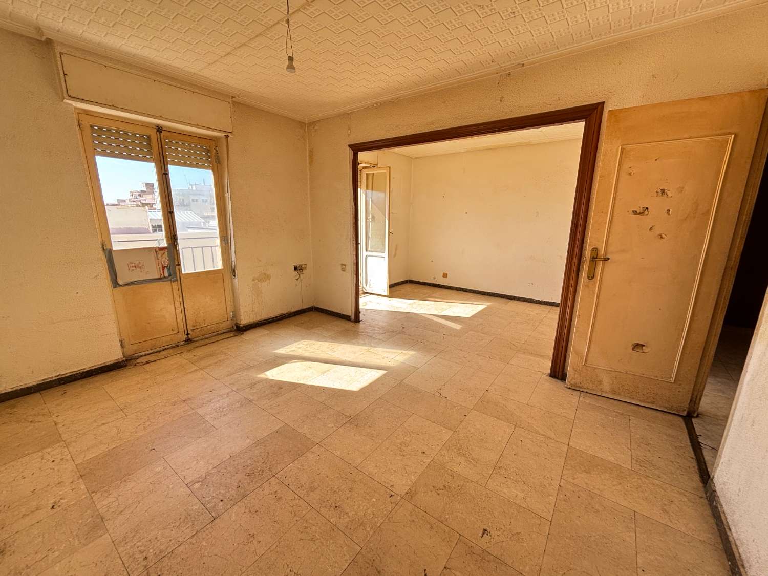 Neljän makuuhuoneen asunto Noveldan keskustassa, remontoitettavan torin edessä