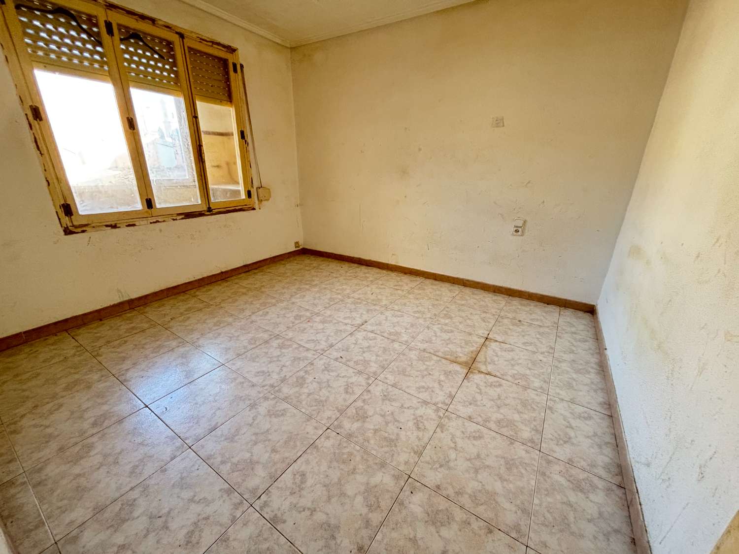 Neljän makuuhuoneen asunto Noveldan keskustassa, remontoitettavan torin edessä