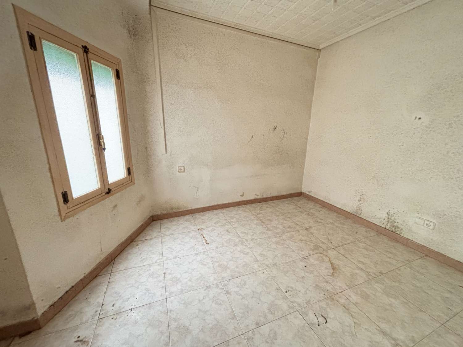 Neljän makuuhuoneen asunto Noveldan keskustassa, remontoitettavan torin edessä