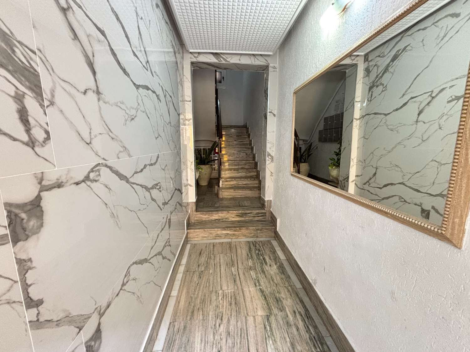 Neljän makuuhuoneen asunto Noveldan keskustassa, remontoitettavan torin edessä