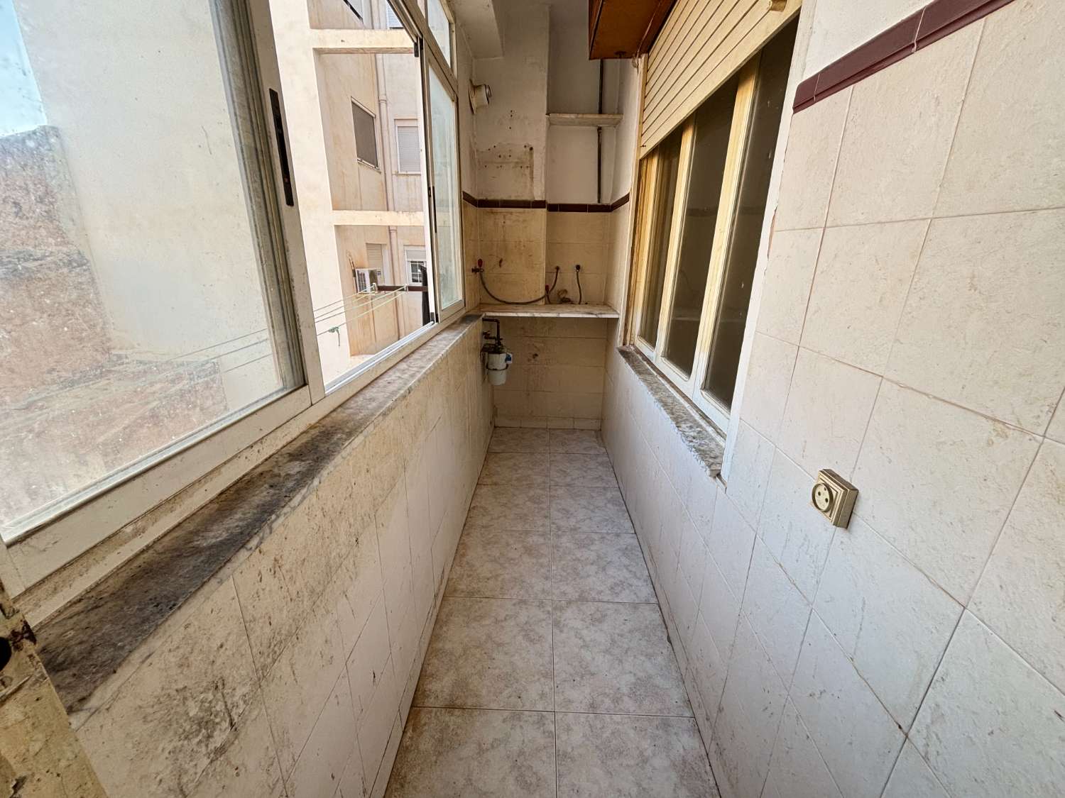 Neljän makuuhuoneen asunto Noveldan keskustassa, remontoitettavan torin edessä