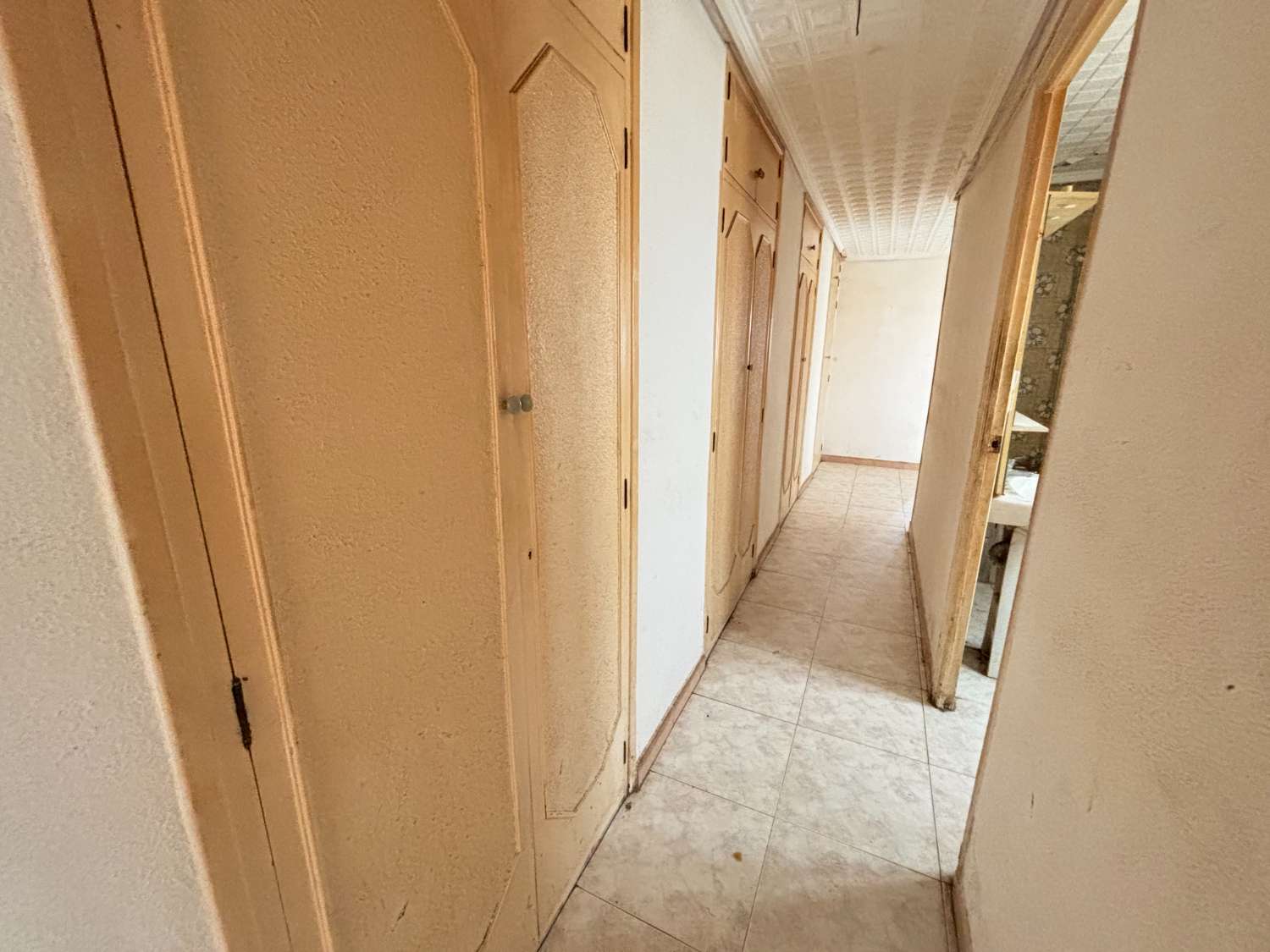 Neljän makuuhuoneen asunto Noveldan keskustassa, remontoitettavan torin edessä