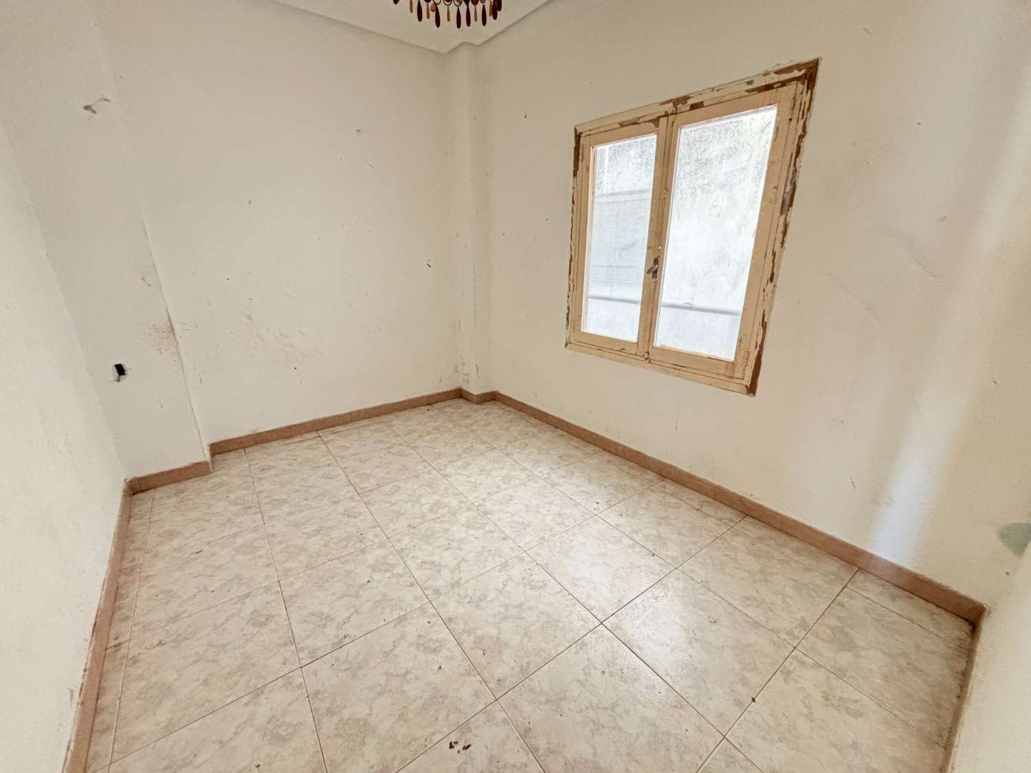 Neljän makuuhuoneen asunto Noveldan keskustassa, remontoitettavan torin edessä