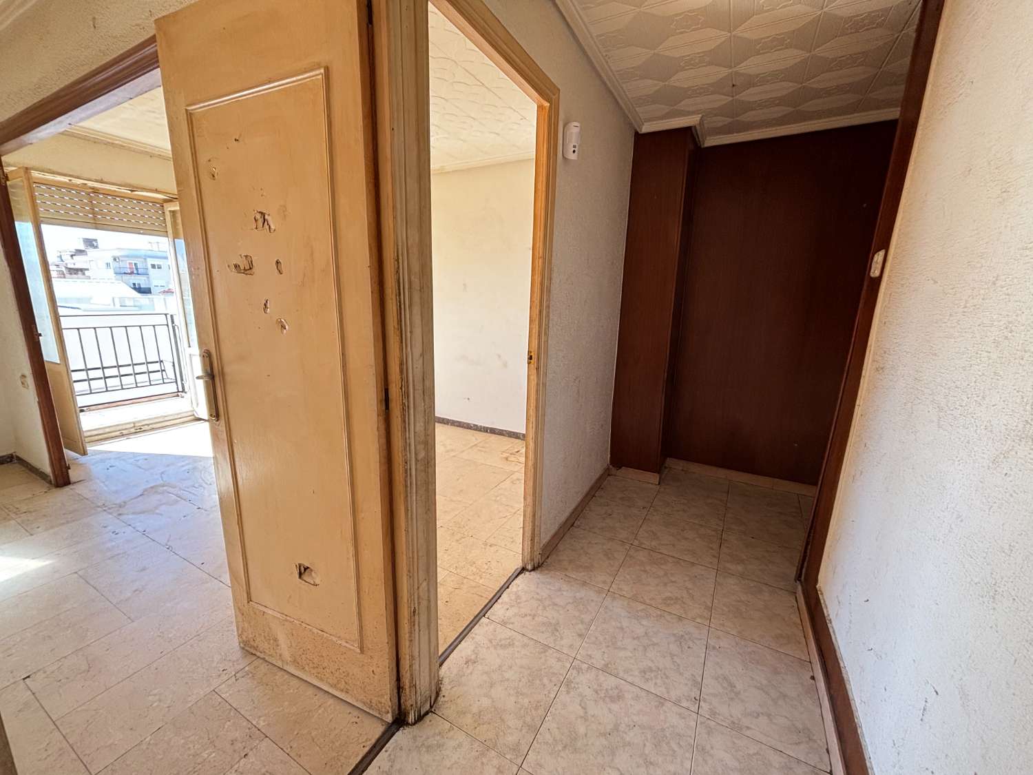 Neljän makuuhuoneen asunto Noveldan keskustassa, remontoitettavan torin edessä