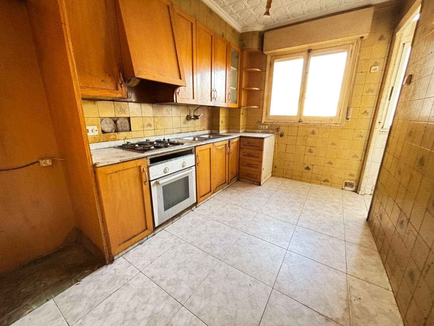 Neljän makuuhuoneen asunto Noveldan keskustassa, remontoitettavan torin edessä