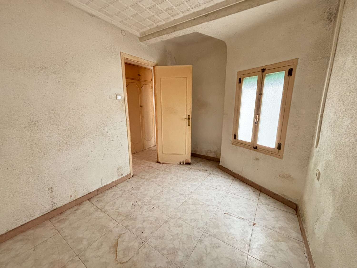 Neljän makuuhuoneen asunto Noveldan keskustassa, remontoitettavan torin edessä