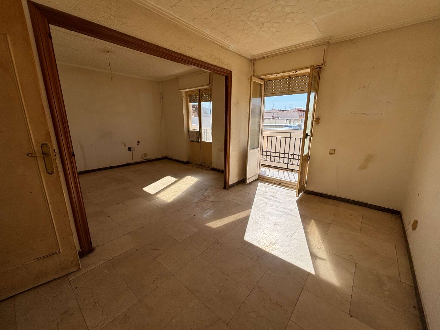 Neljän makuuhuoneen asunto Noveldan keskustassa, remontoitettavan torin edessä