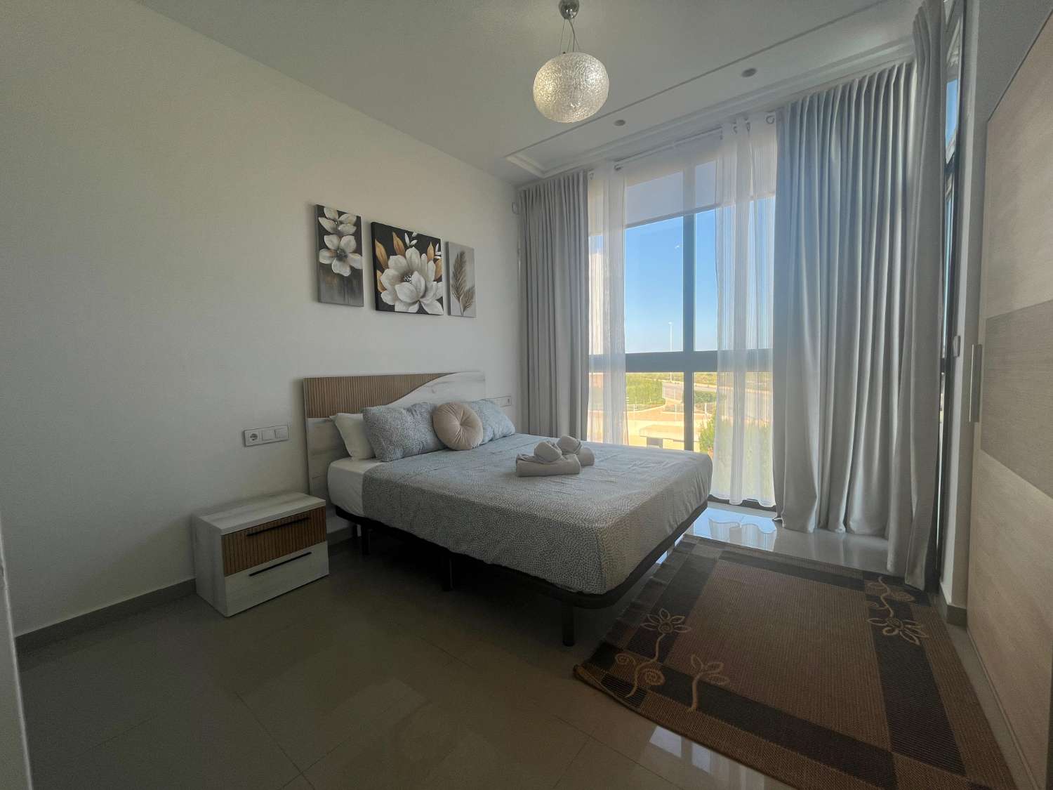 VILLA DE LUJO EN ESQUINA CON PISCINA PRIVADA Y VISTAS AL MAR