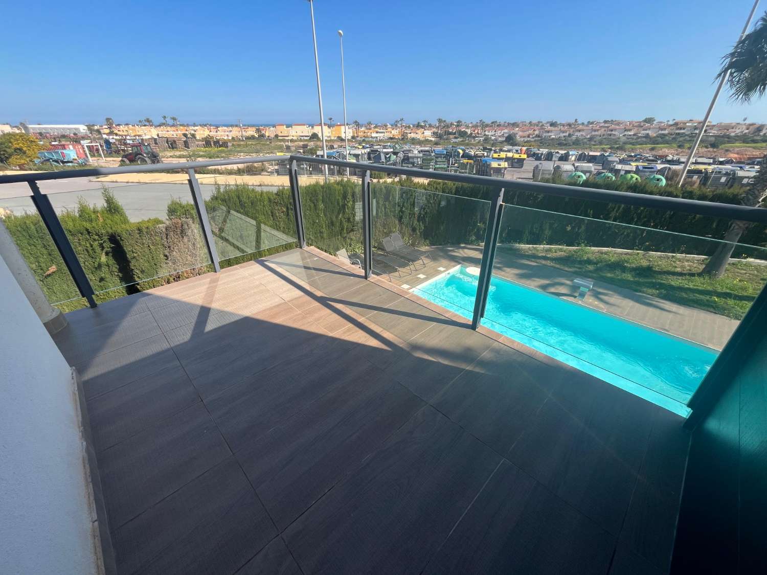 VILLA DE LUJO EN ESQUINA CON PISCINA PRIVADA Y VISTAS AL MAR