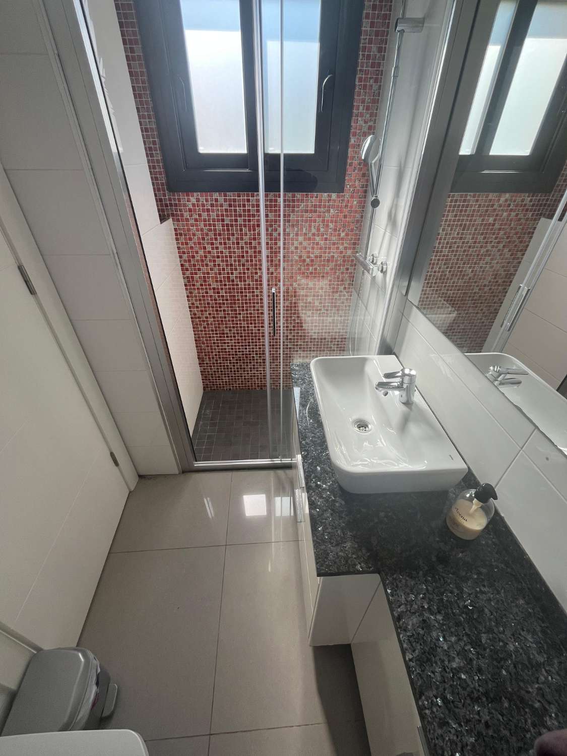 VILLA DE LUJO EN ESQUINA CON PISCINA PRIVADA Y VISTAS AL MAR