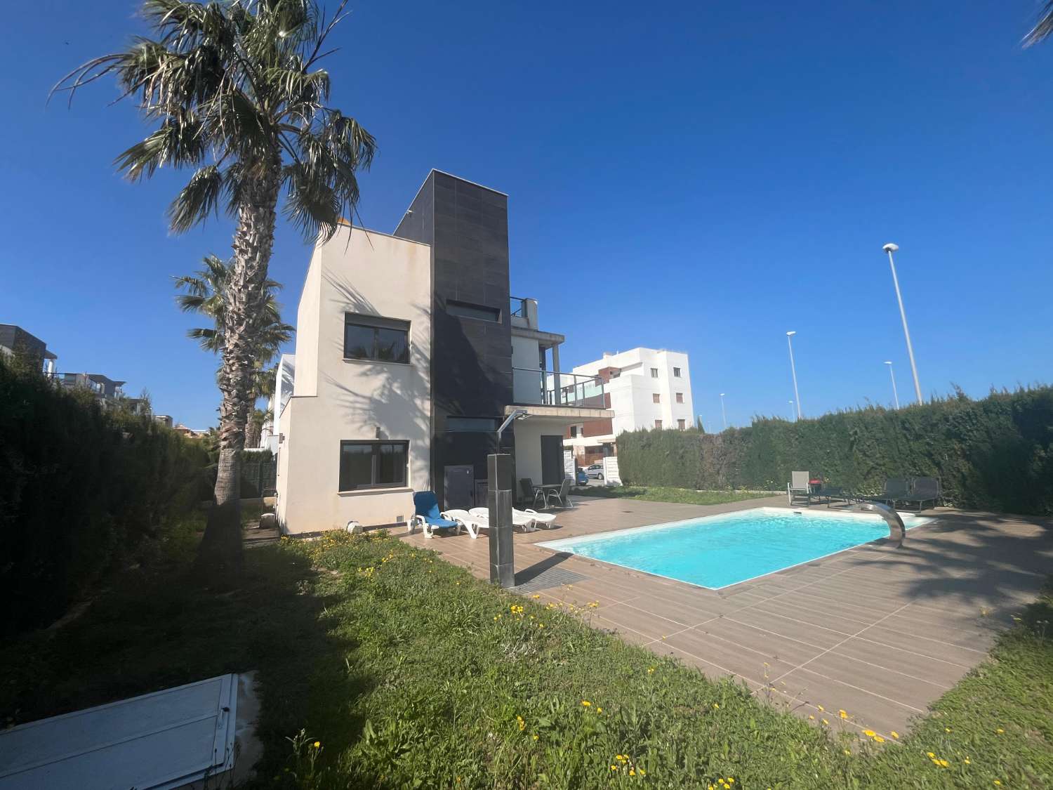 VILLA DE LUJO EN ESQUINA CON PISCINA PRIVADA Y VISTAS AL MAR