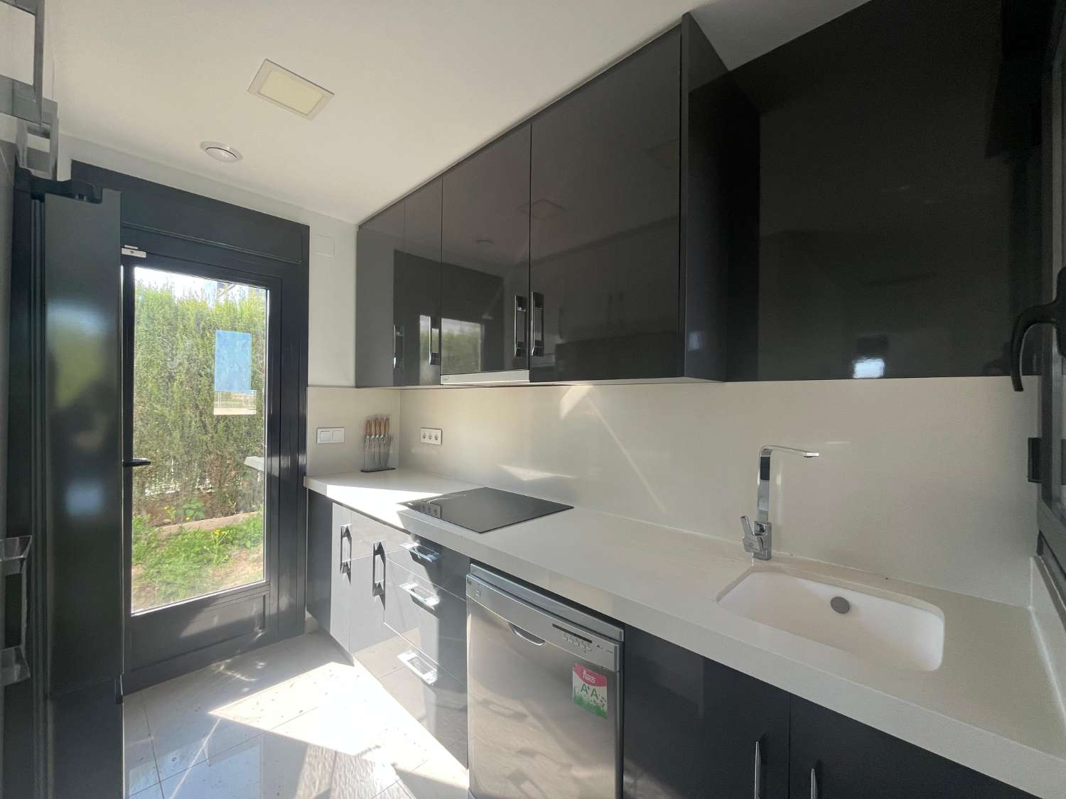 VILLA DE LUJO EN ESQUINA CON PISCINA PRIVADA Y VISTAS AL MAR