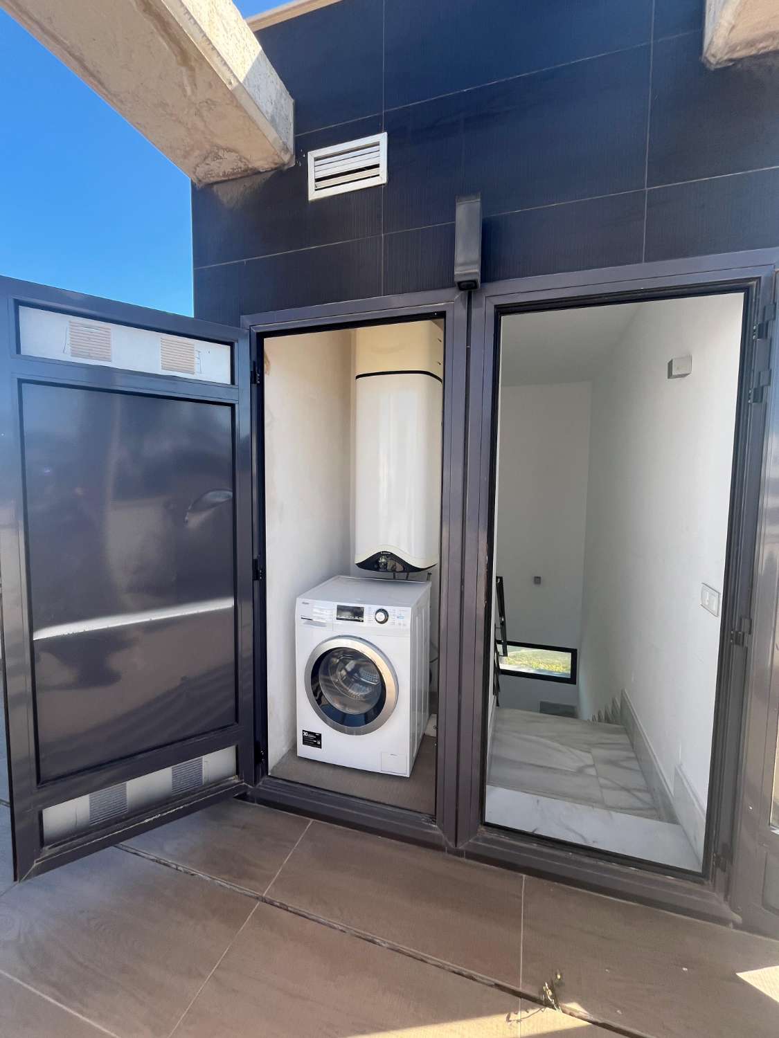 VILLA DE LUJO EN ESQUINA CON PISCINA PRIVADA Y VISTAS AL MAR