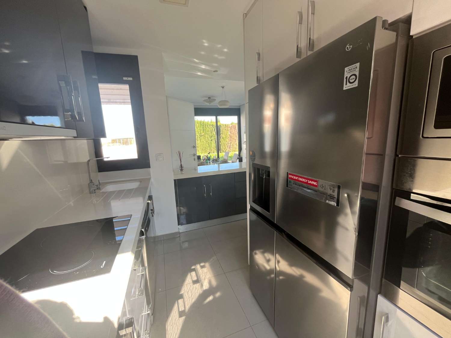 VILLA DE LUJO EN ESQUINA CON PISCINA PRIVADA Y VISTAS AL MAR