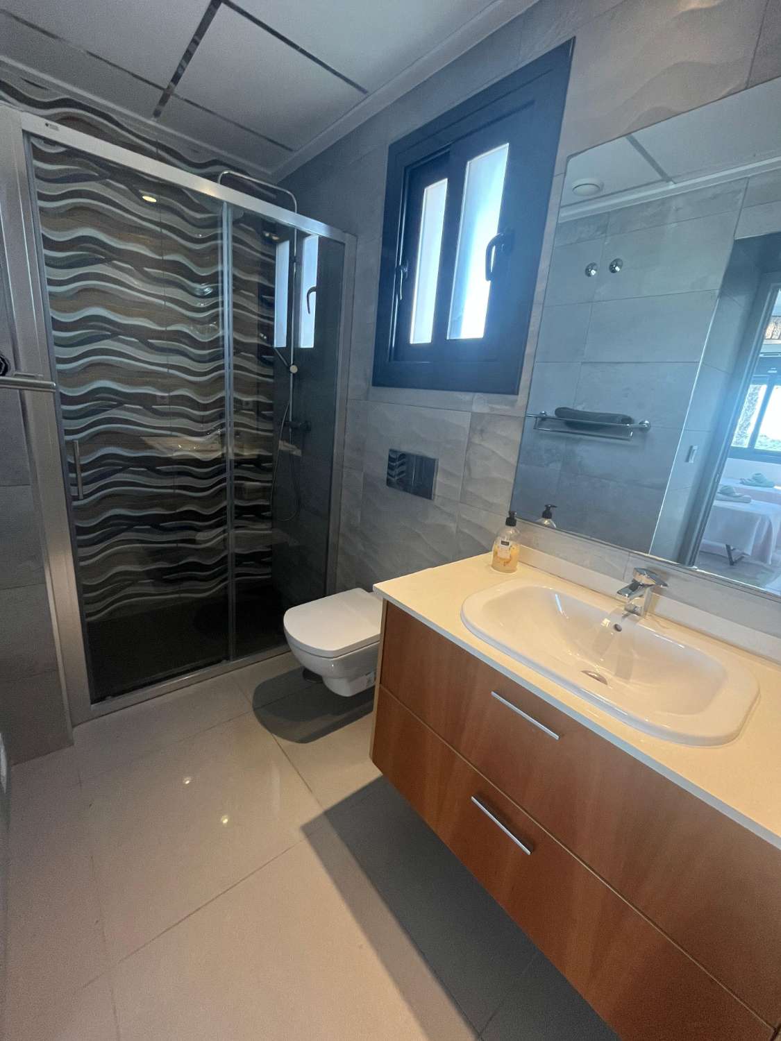 VILLA DE LUJO EN ESQUINA CON PISCINA PRIVADA Y VISTAS AL MAR