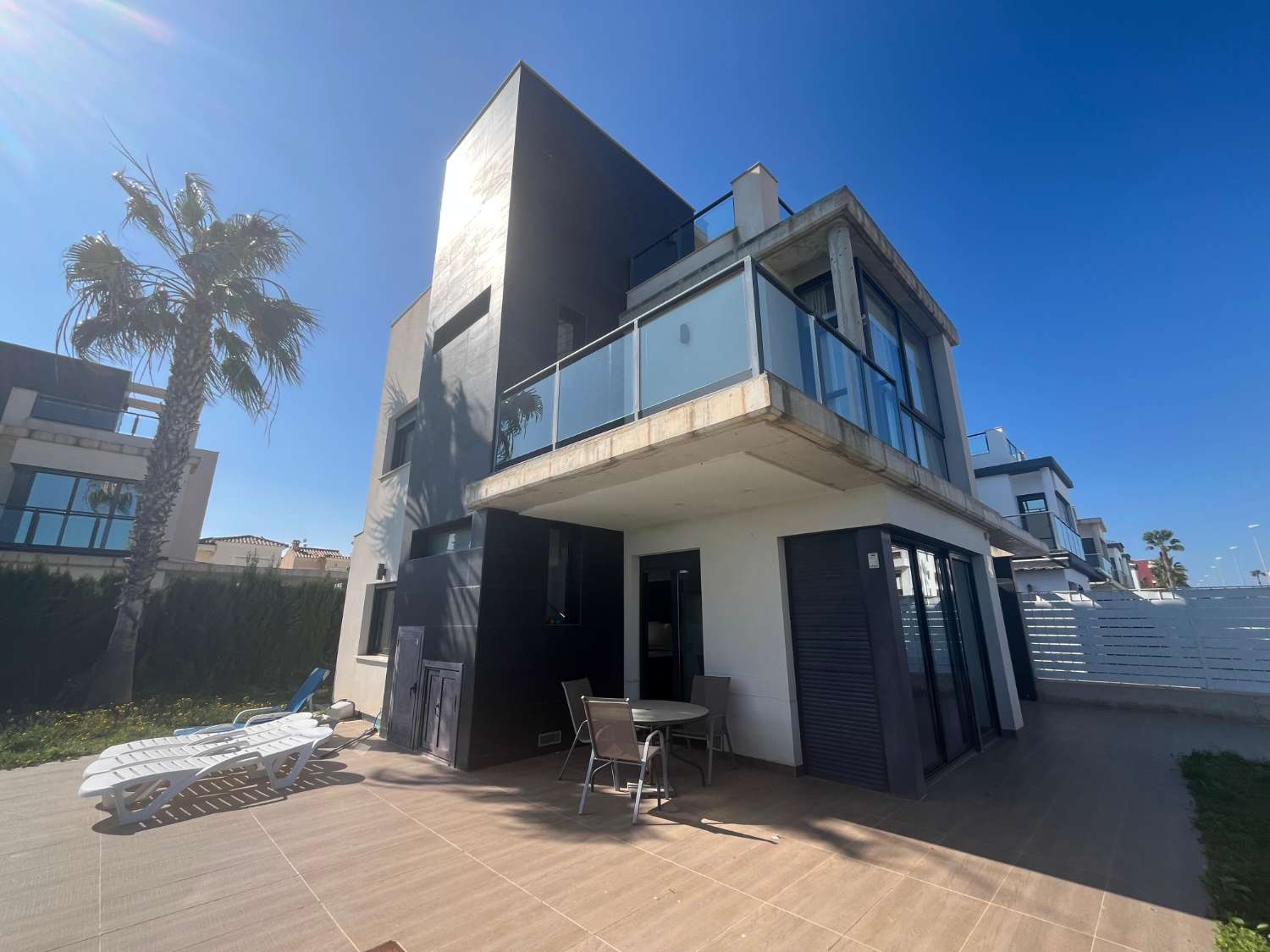 VILLA DE LUJO EN ESQUINA CON PISCINA PRIVADA Y VISTAS AL MAR