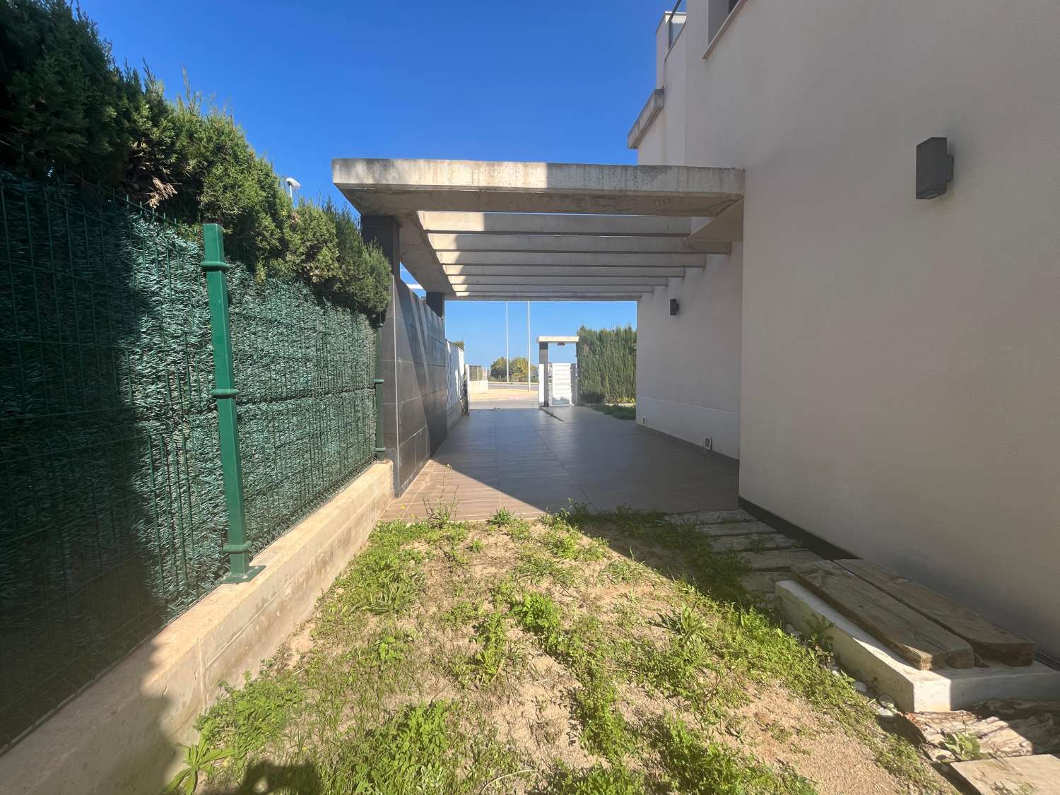 VILLA DE LUJO EN ESQUINA CON PISCINA PRIVADA Y VISTAS AL MAR