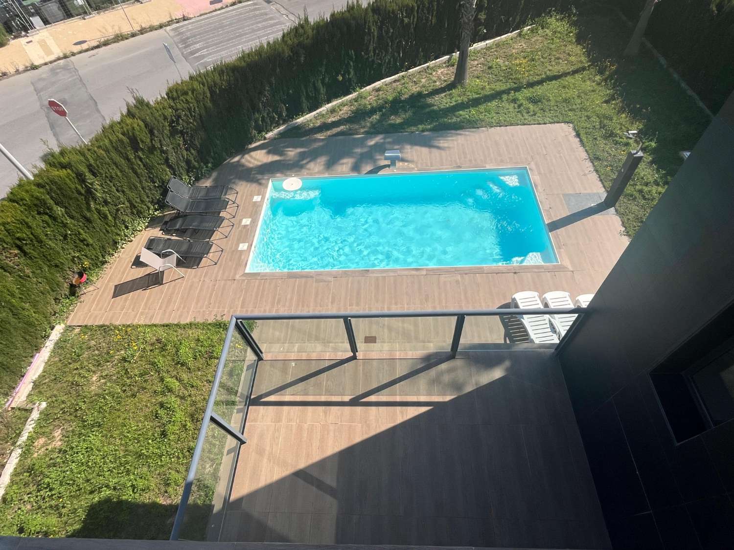 VILLA DE LUJO EN ESQUINA CON PISCINA PRIVADA Y VISTAS AL MAR