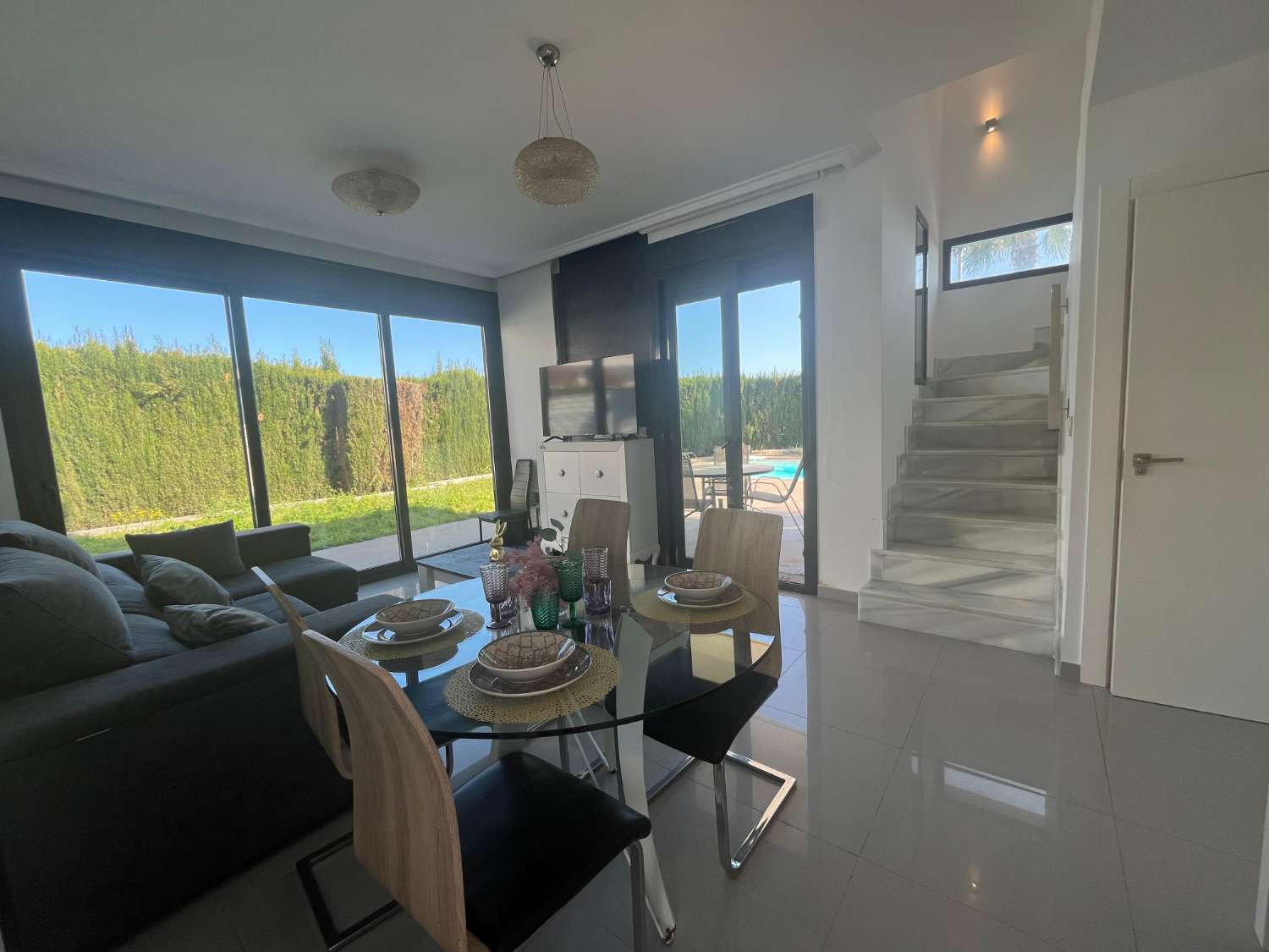 VILLA DE LUJO EN ESQUINA CON PISCINA PRIVADA Y VISTAS AL MAR