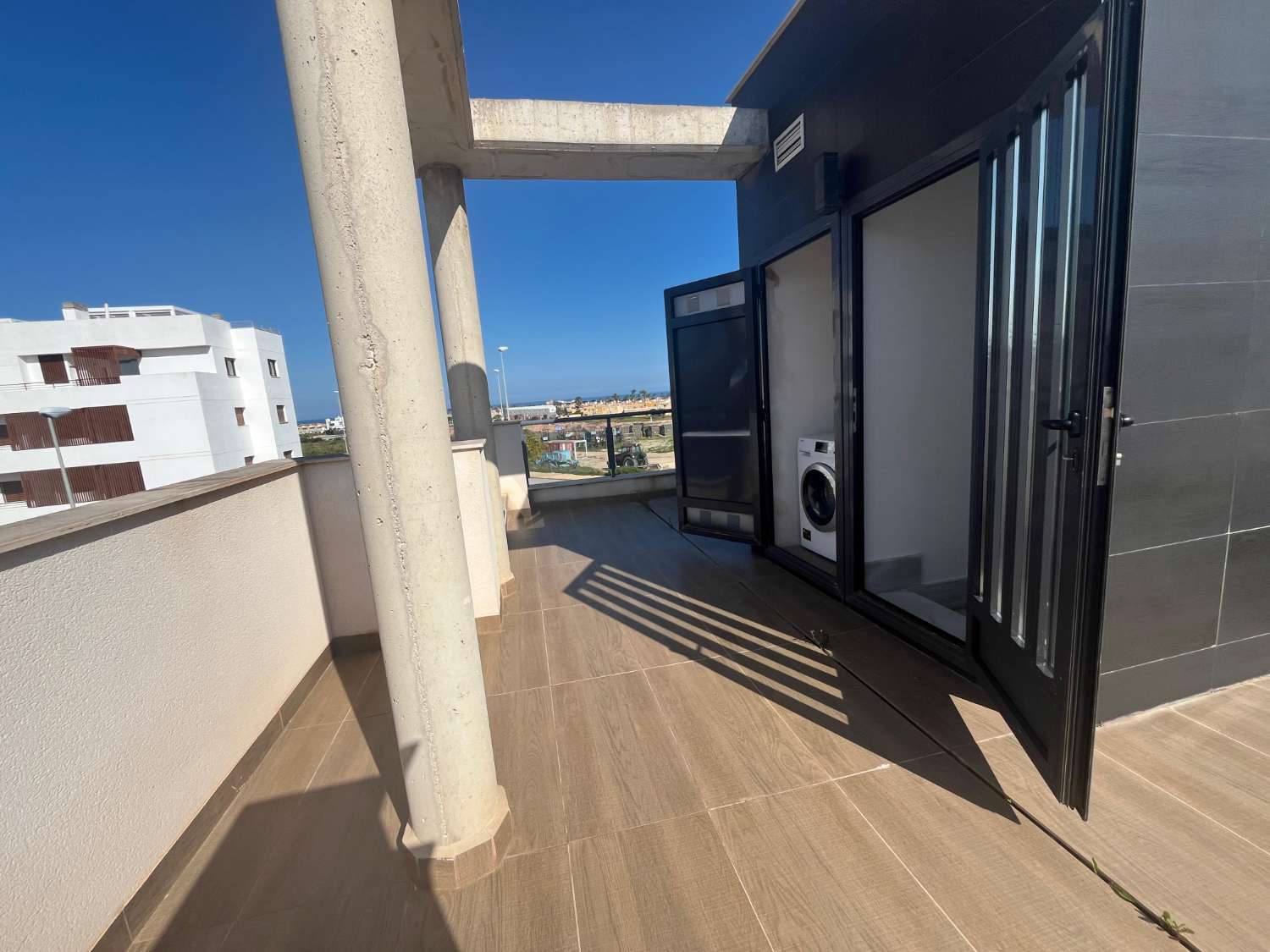 VILLA DE LUJO EN ESQUINA CON PISCINA PRIVADA Y VISTAS AL MAR