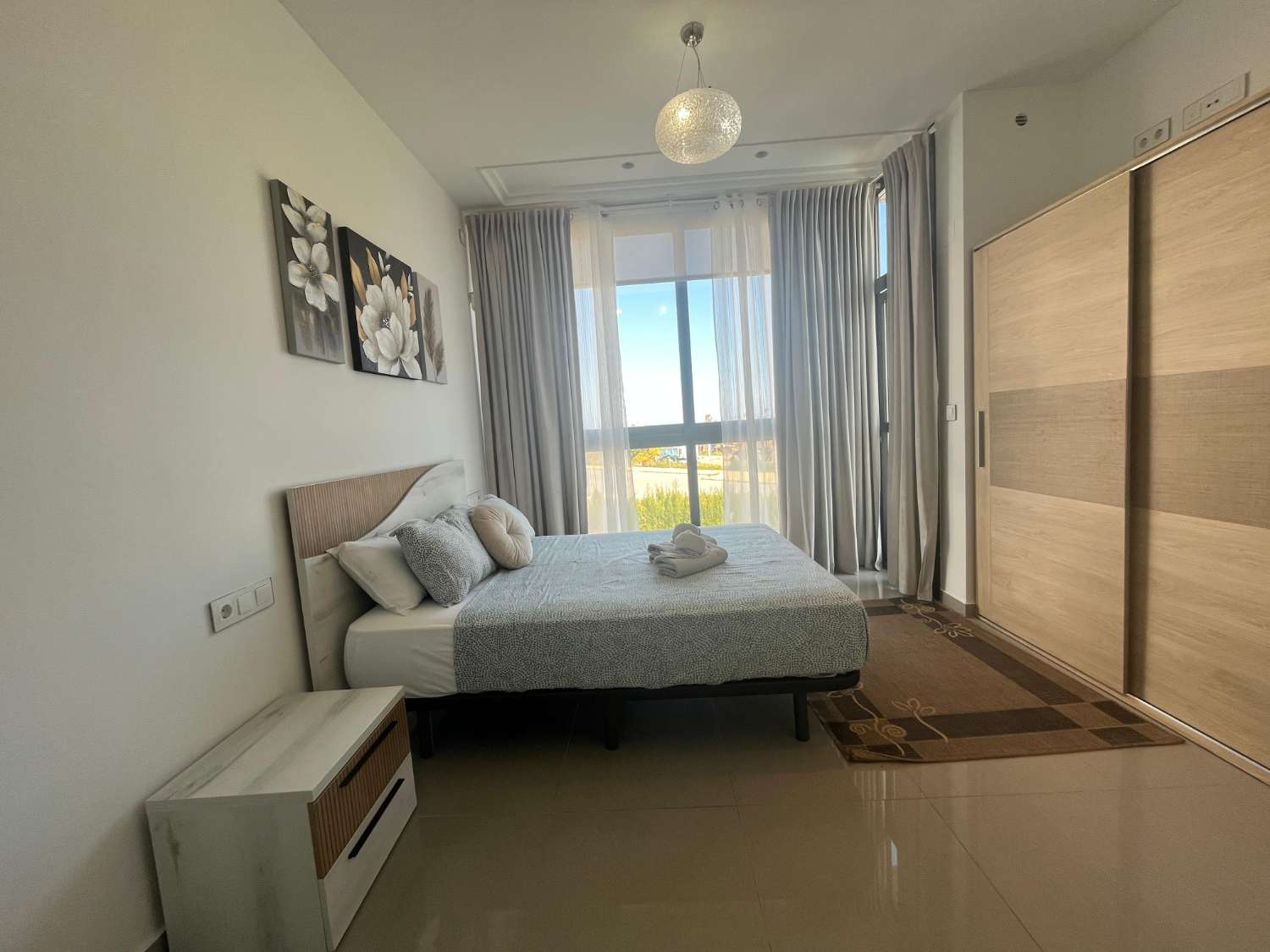 VILLA DE LUJO EN ESQUINA CON PISCINA PRIVADA Y VISTAS AL MAR