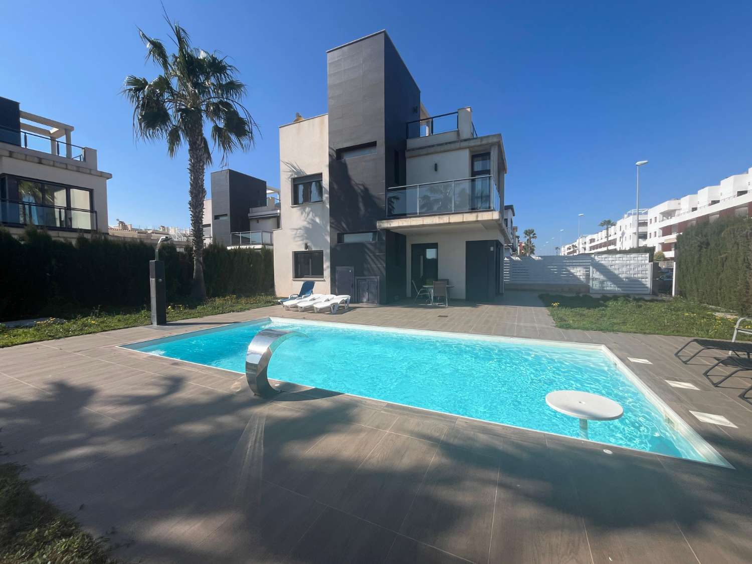 VILLA DE LUJO EN ESQUINA CON PISCINA PRIVADA Y VISTAS AL MAR