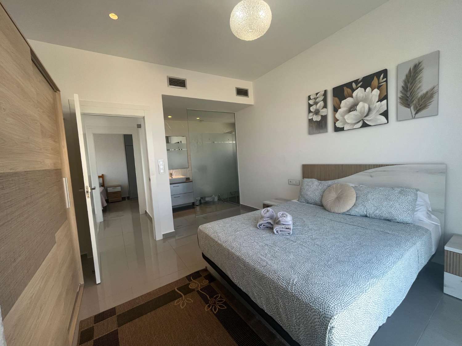 VILLA DE LUJO EN ESQUINA CON PISCINA PRIVADA Y VISTAS AL MAR