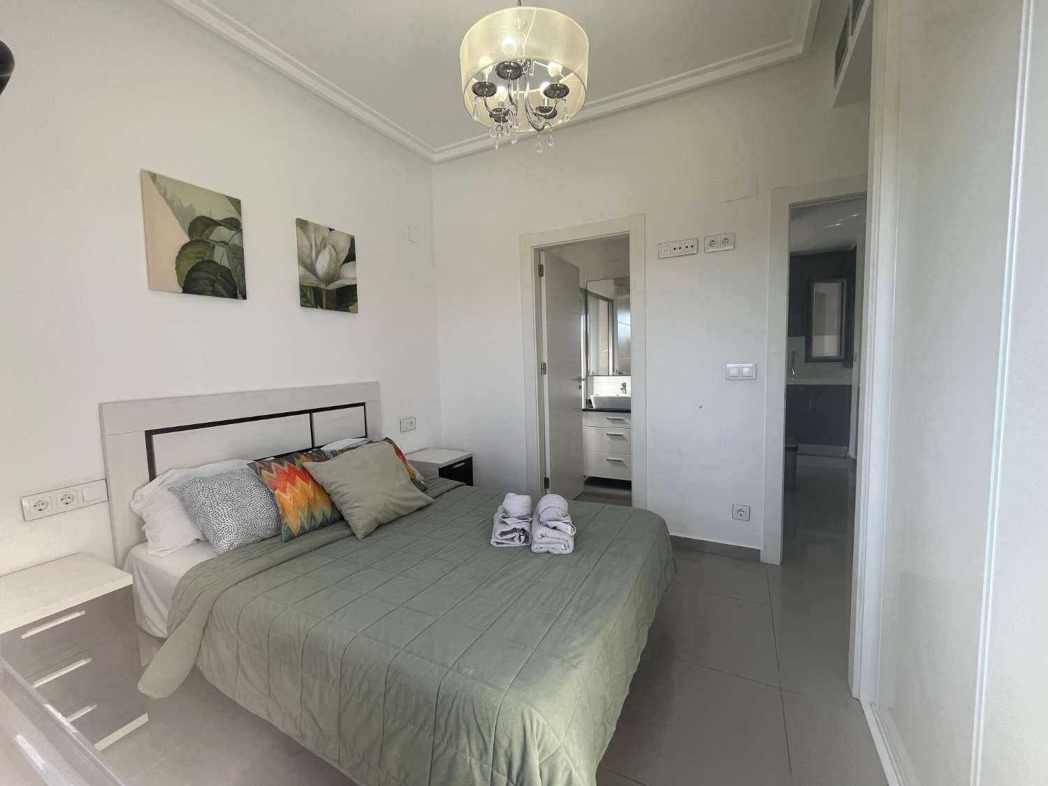 VILLA DE LUJO EN ESQUINA CON PISCINA PRIVADA Y VISTAS AL MAR