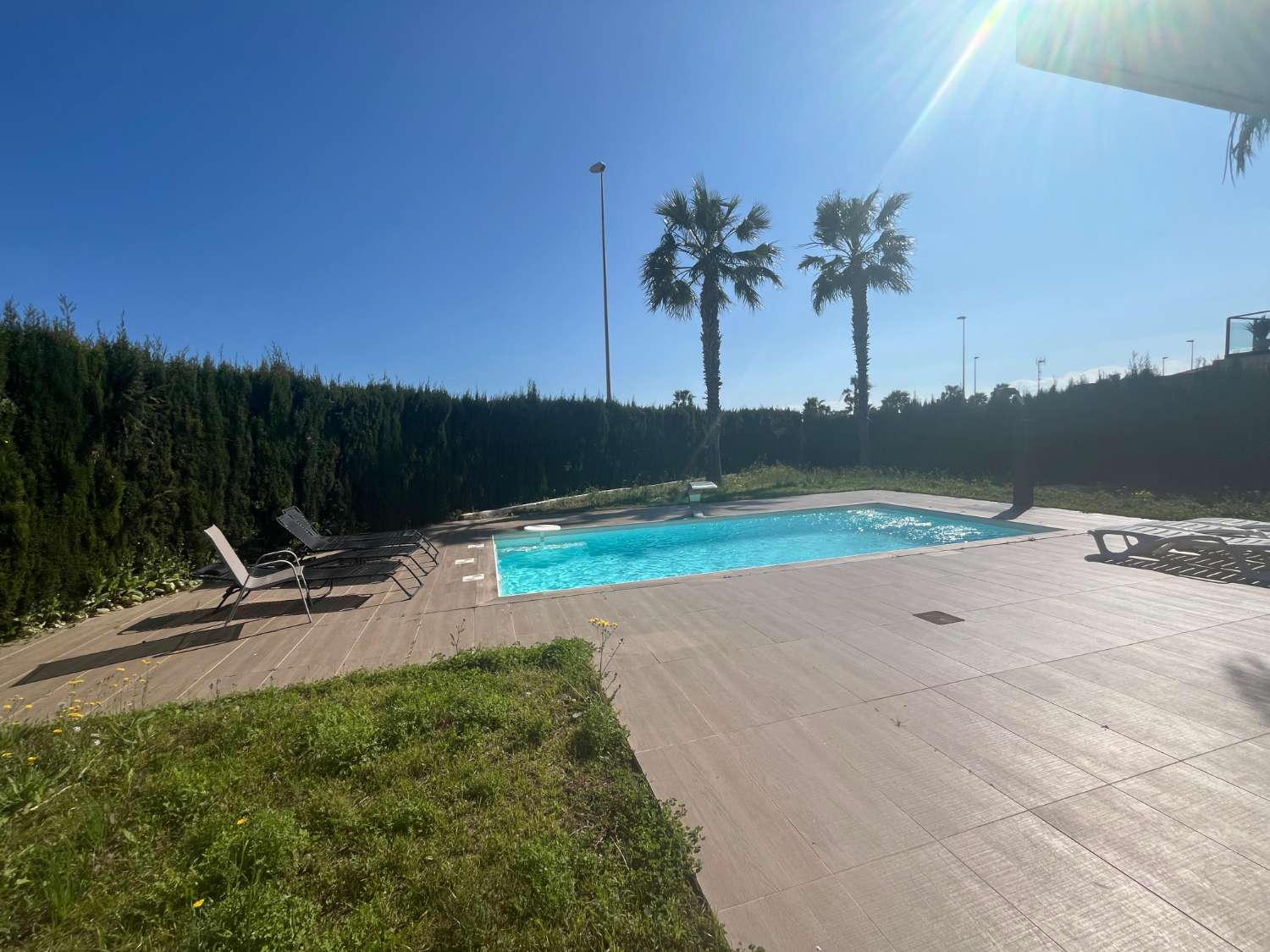 VILLA DE LUJO EN ESQUINA CON PISCINA PRIVADA Y VISTAS AL MAR