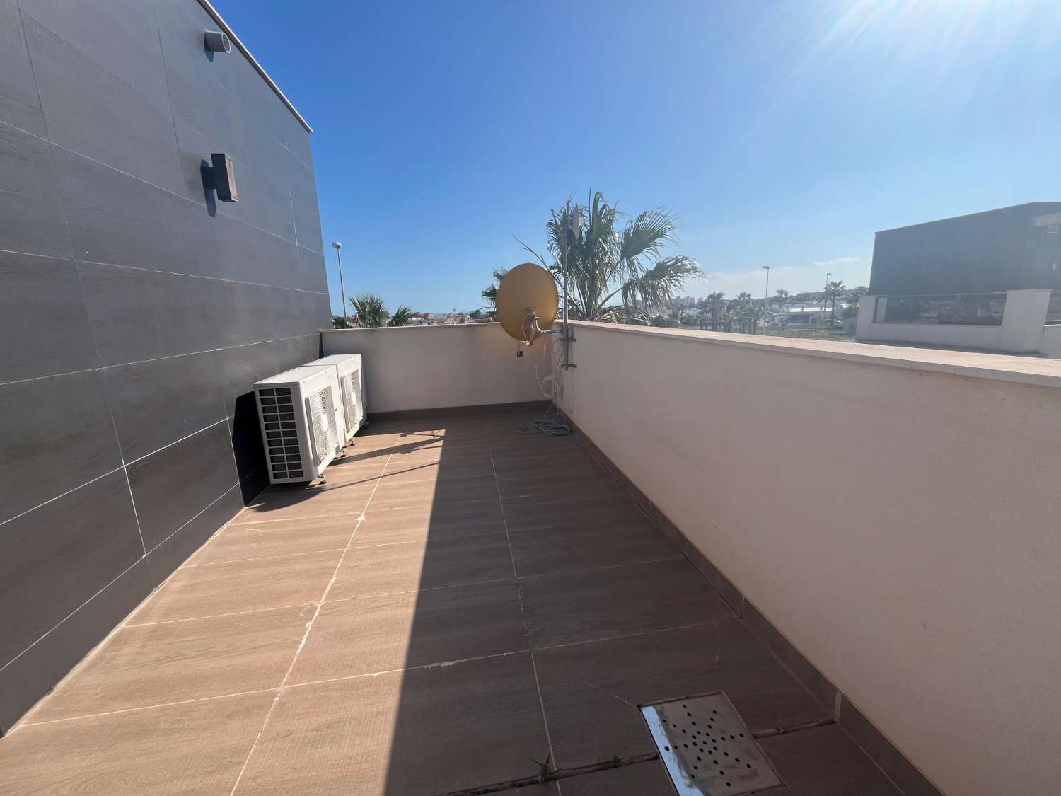 VILLA DE LUJO EN ESQUINA CON PISCINA PRIVADA Y VISTAS AL MAR