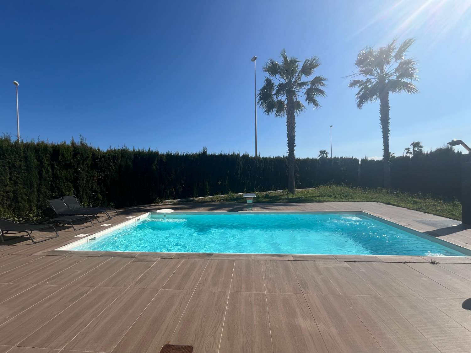 VILLA DE LUJO EN ESQUINA CON PISCINA PRIVADA Y VISTAS AL MAR