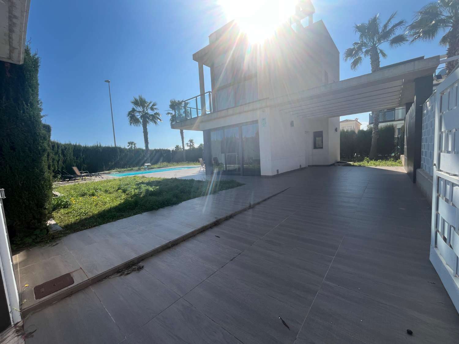 VILLA DE LUJO EN ESQUINA CON PISCINA PRIVADA Y VISTAS AL MAR