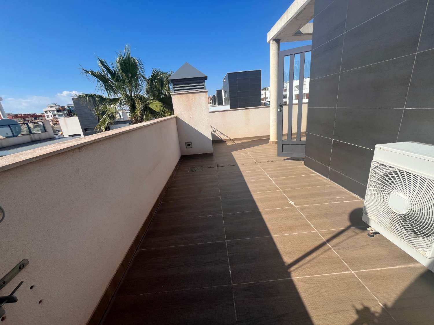 VILLA DE LUJO EN ESQUINA CON PISCINA PRIVADA Y VISTAS AL MAR