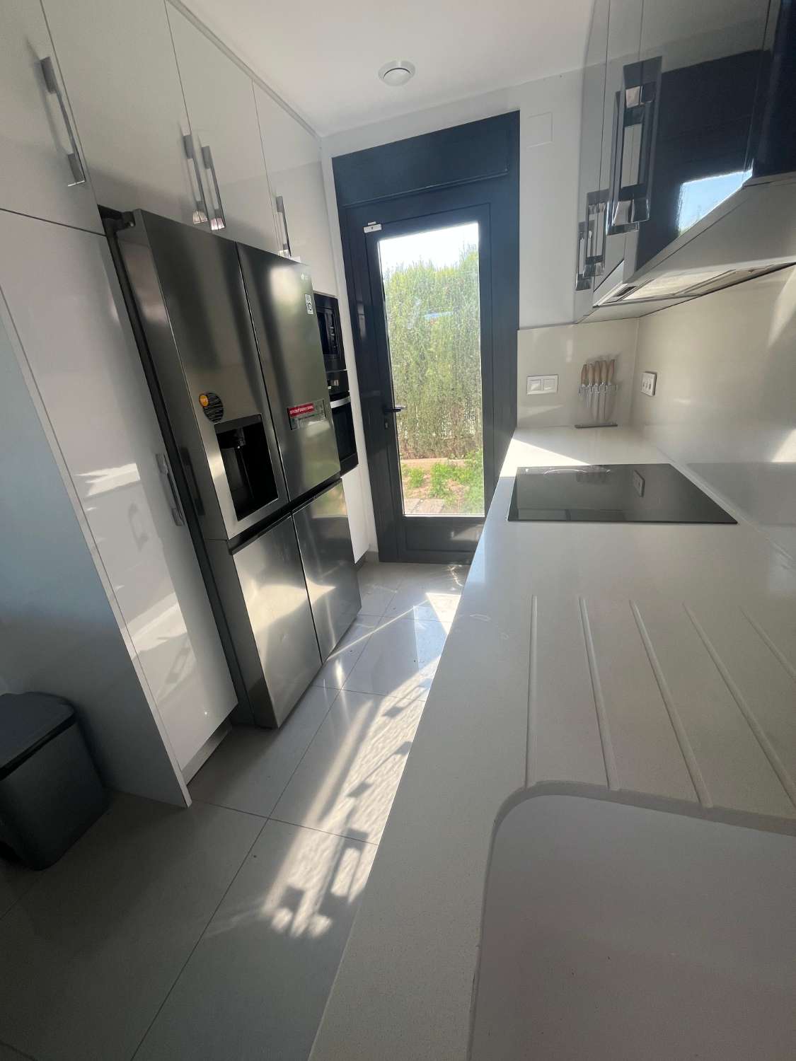 VILLA DE LUJO EN ESQUINA CON PISCINA PRIVADA Y VISTAS AL MAR