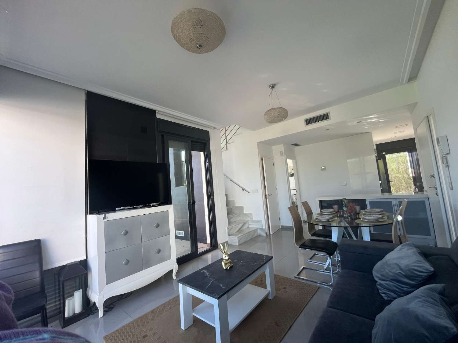 VILLA DE LUJO EN ESQUINA CON PISCINA PRIVADA Y VISTAS AL MAR