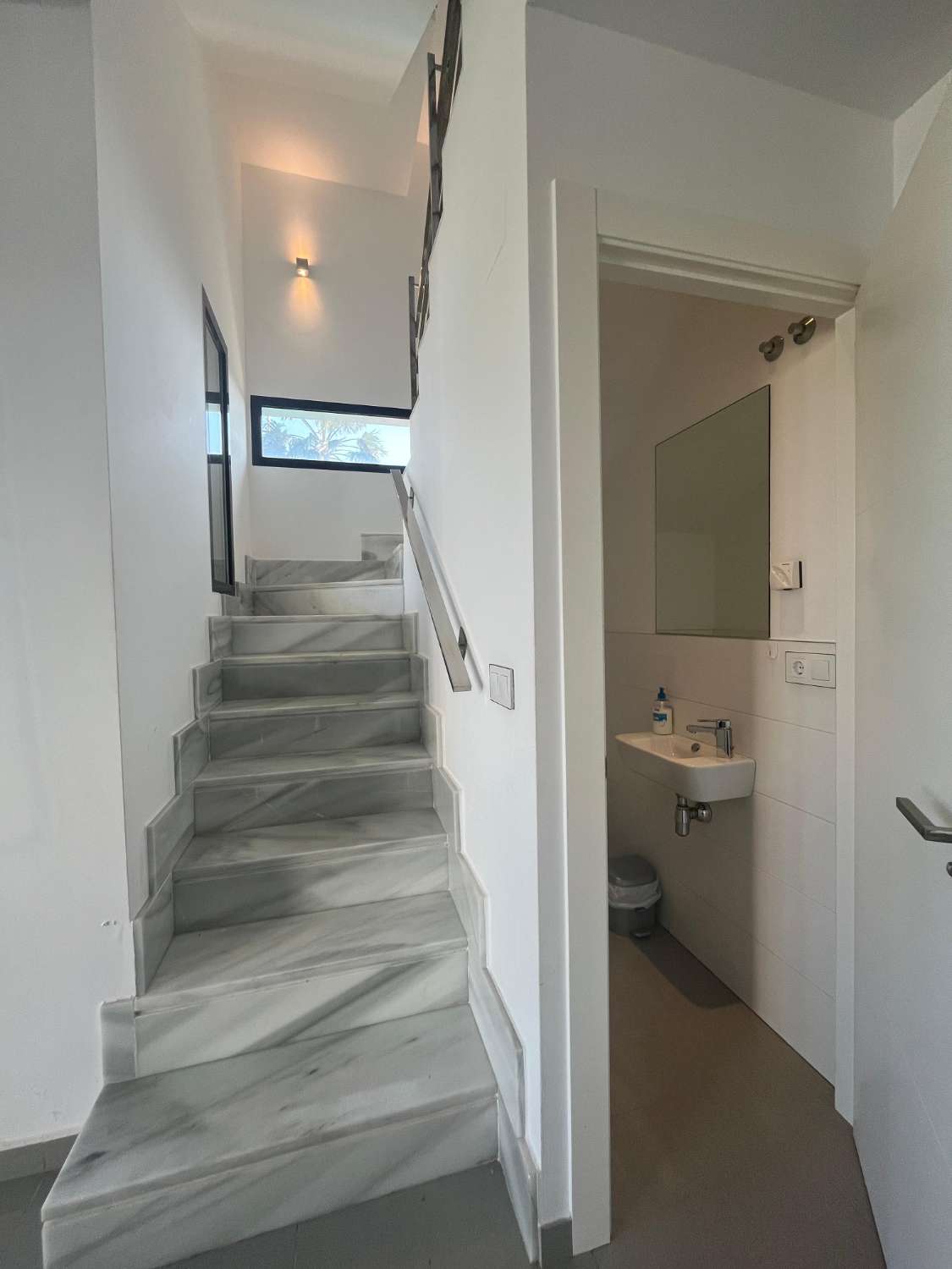 VILLA DE LUJO EN ESQUINA CON PISCINA PRIVADA Y VISTAS AL MAR