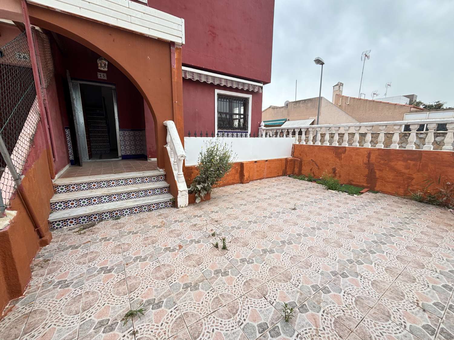 TILLFÄLLE!! HÖRNDUPLEX FÖR RENOVERING I TORREVIEJA!