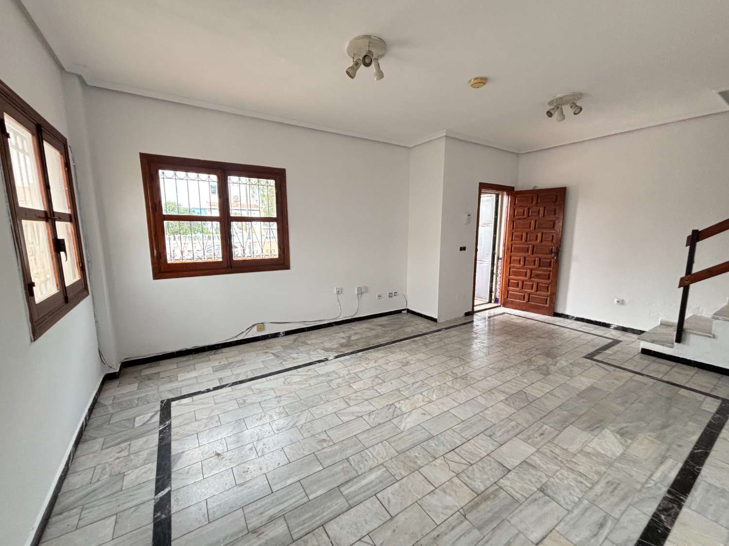 TILLFÄLLE!! HÖRNDUPLEX FÖR RENOVERING I TORREVIEJA!