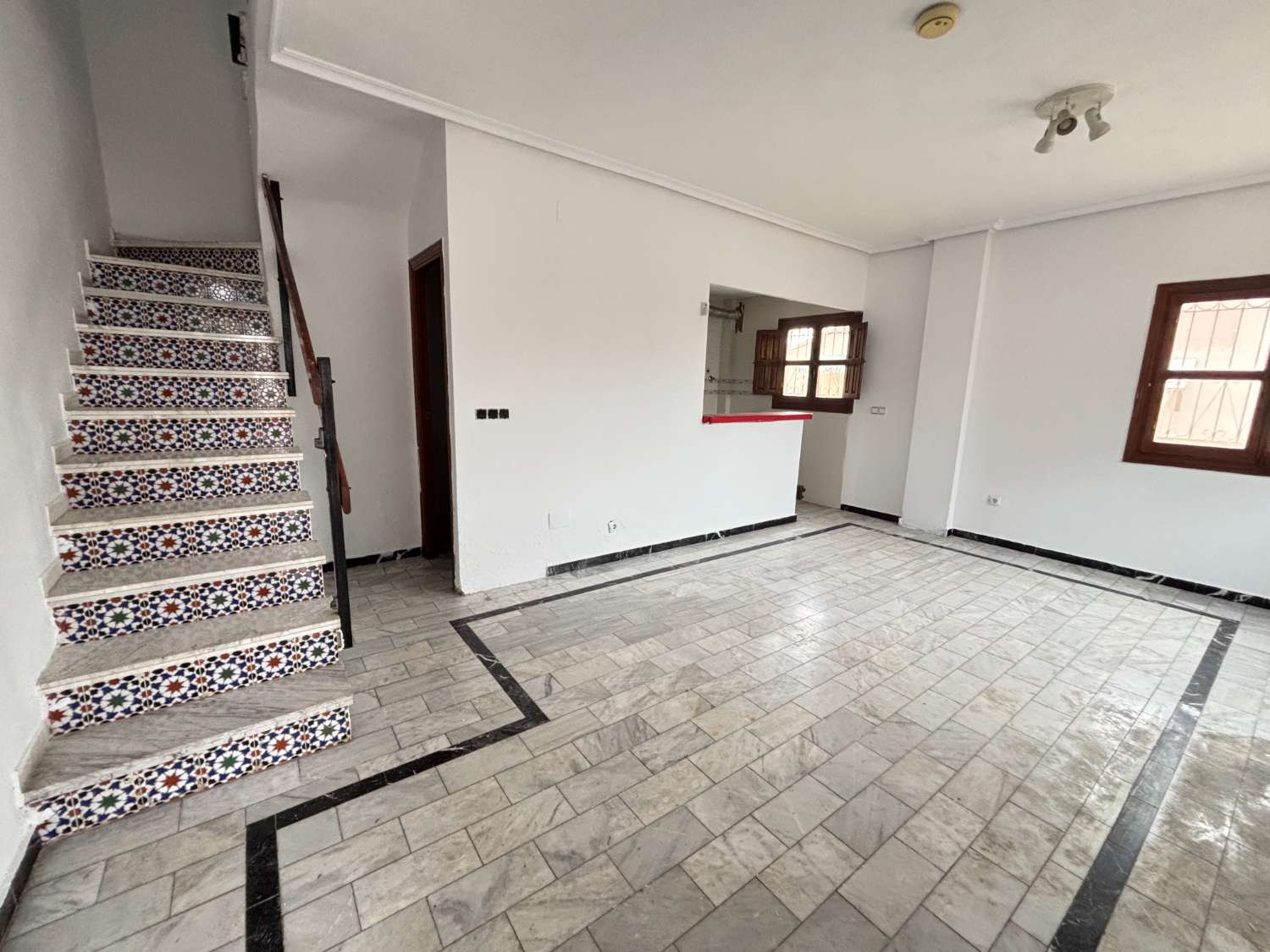 TILLFÄLLE!! HÖRNDUPLEX FÖR RENOVERING I TORREVIEJA!