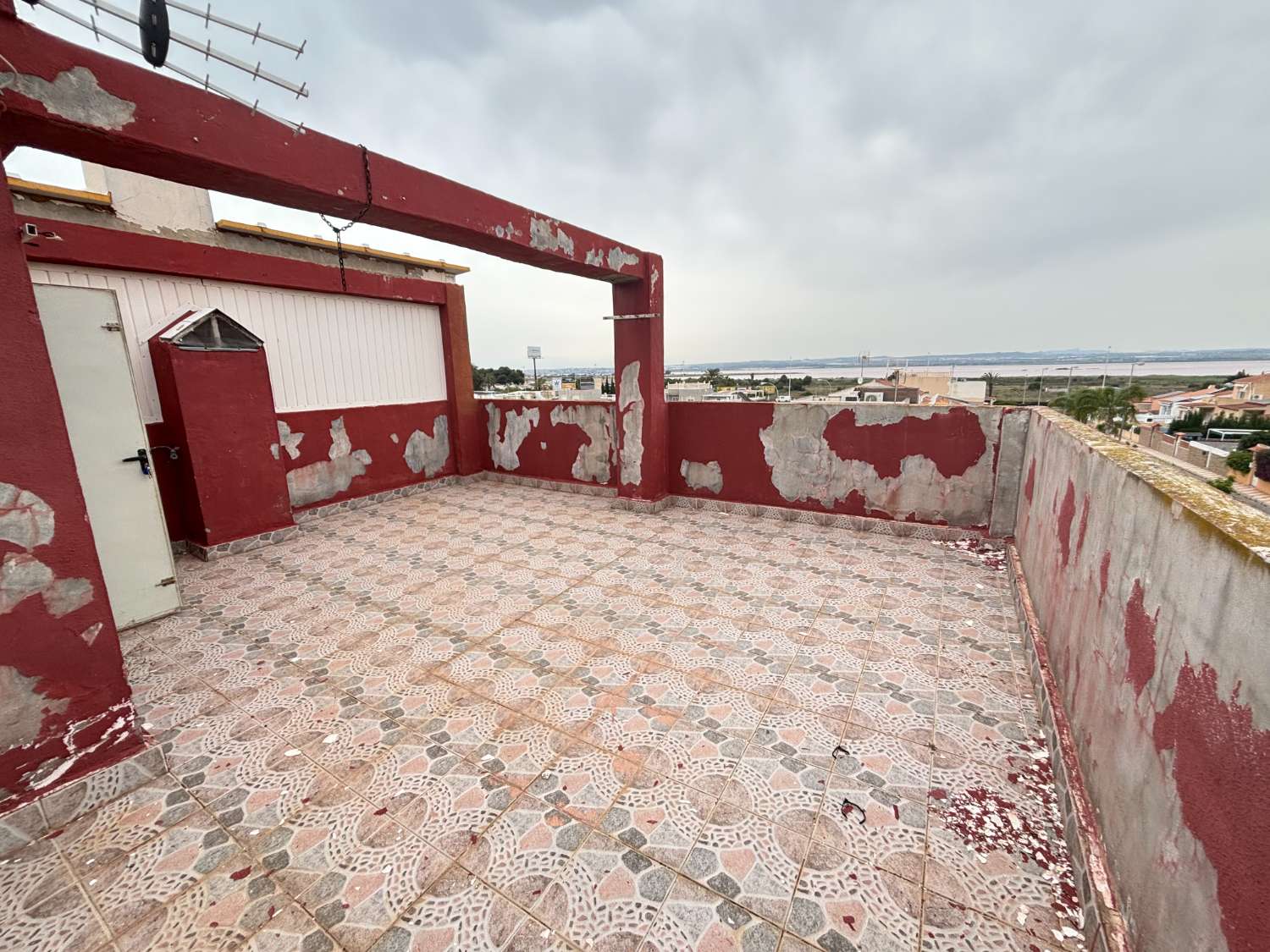 TILLFÄLLE!! HÖRNDUPLEX FÖR RENOVERING I TORREVIEJA!