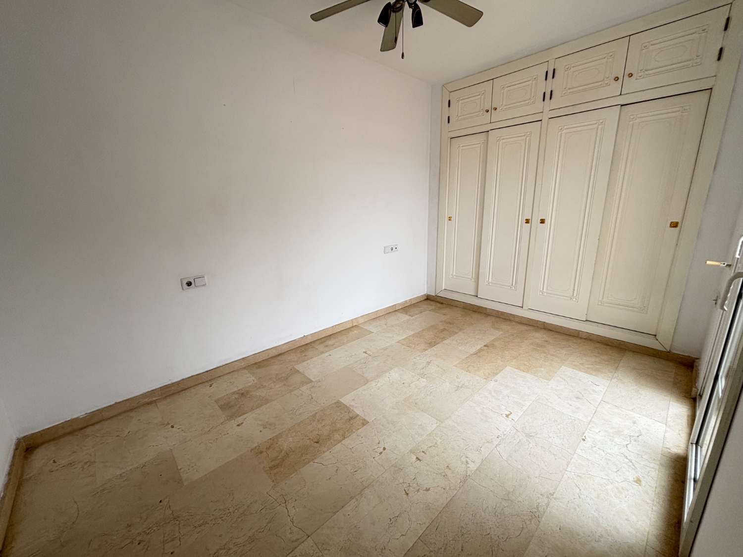 Duplex i Los Dolses med stor potential och utmärkt läge, 3 sovrum, 2 badrum