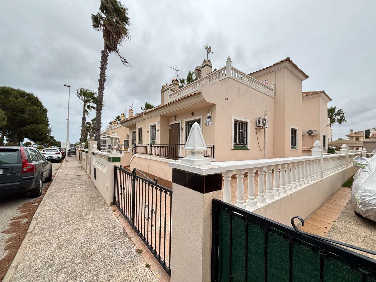 Duplex i Los Dolses med stor potential och utmärkt läge, 3 sovrum, 2 badrum