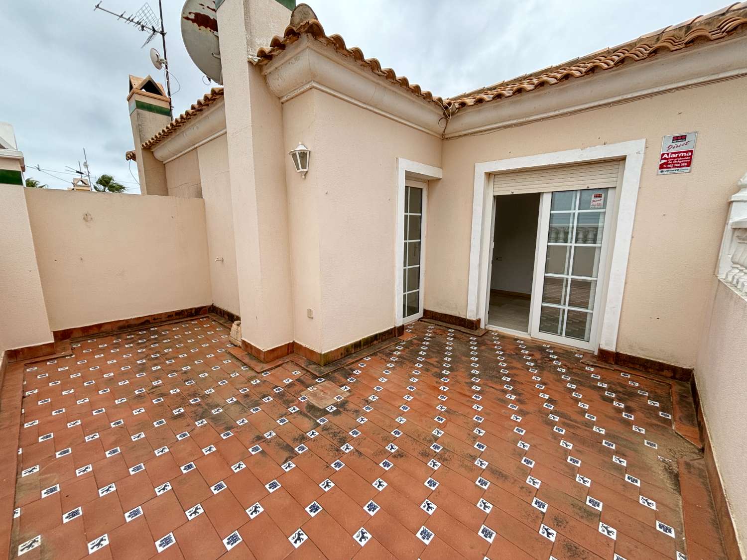 Duplex i Los Dolses med stor potential och utmärkt läge, 3 sovrum, 2 badrum