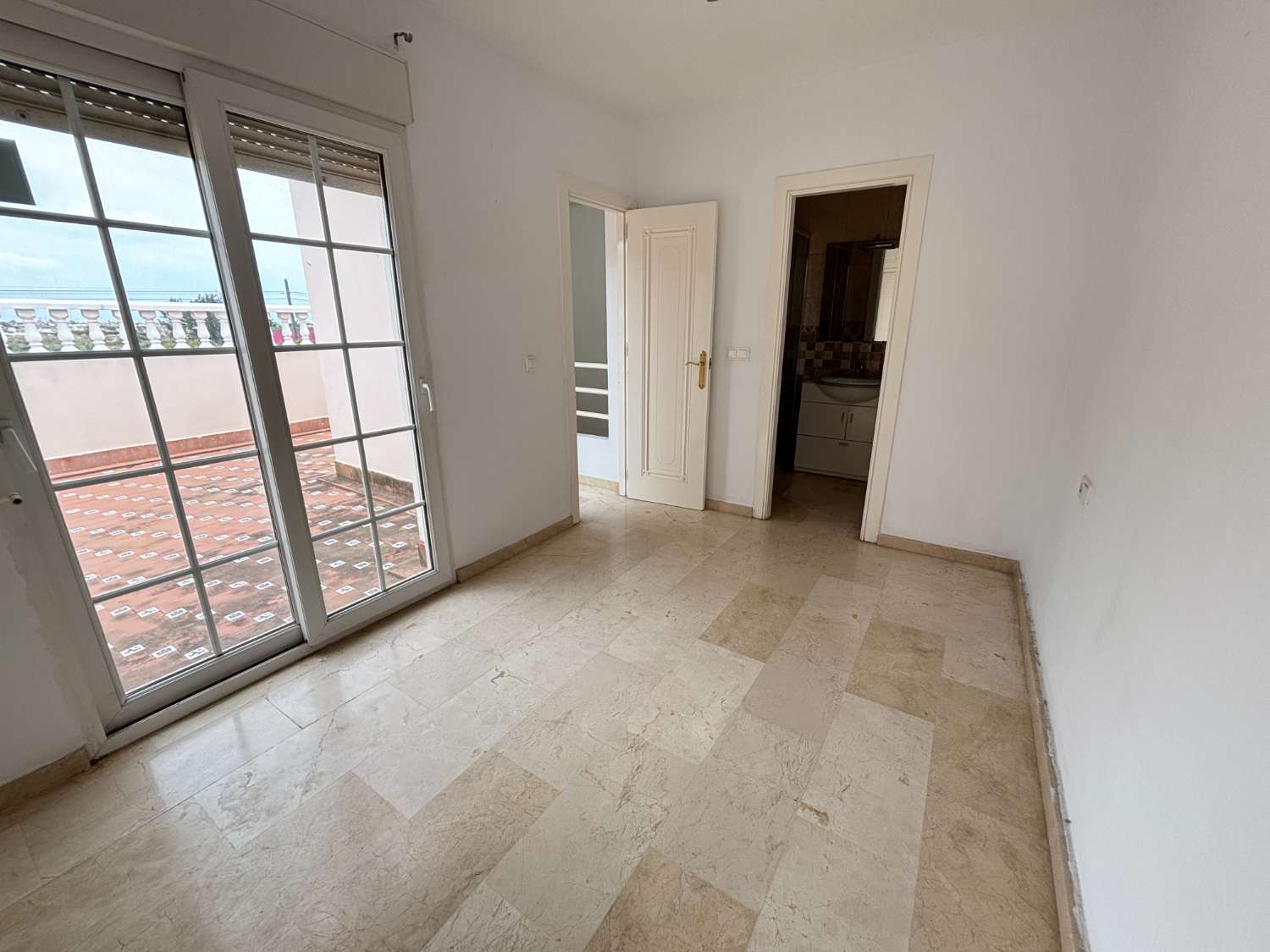 Duplex i Los Dolses med stor potential och utmärkt läge, 3 sovrum, 2 badrum