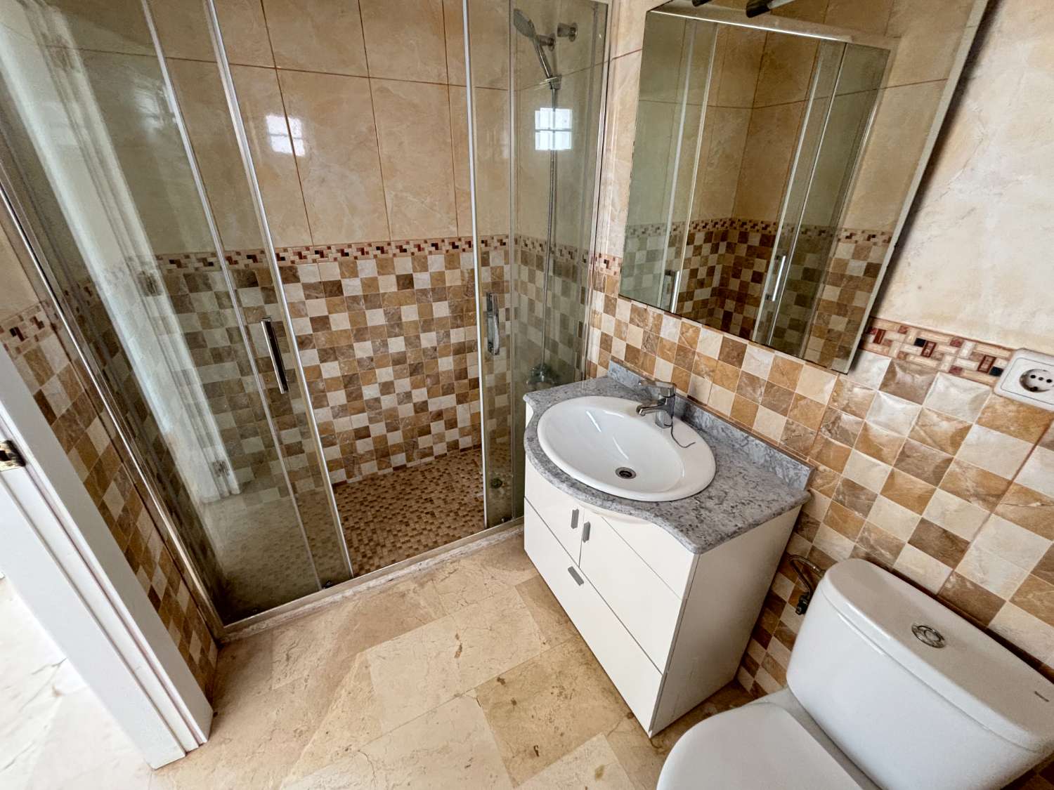 Duplex i Los Dolses med stor potential och utmärkt läge, 3 sovrum, 2 badrum