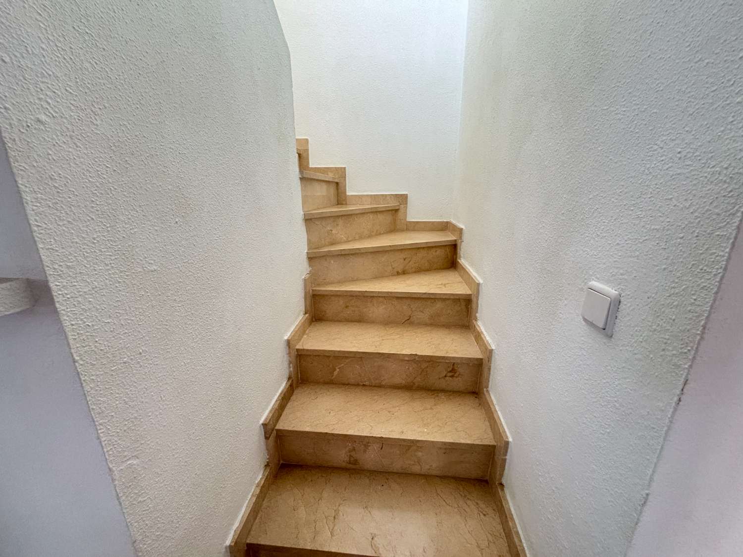 Duplex i Los Dolses med stor potential och utmärkt läge, 3 sovrum, 2 badrum