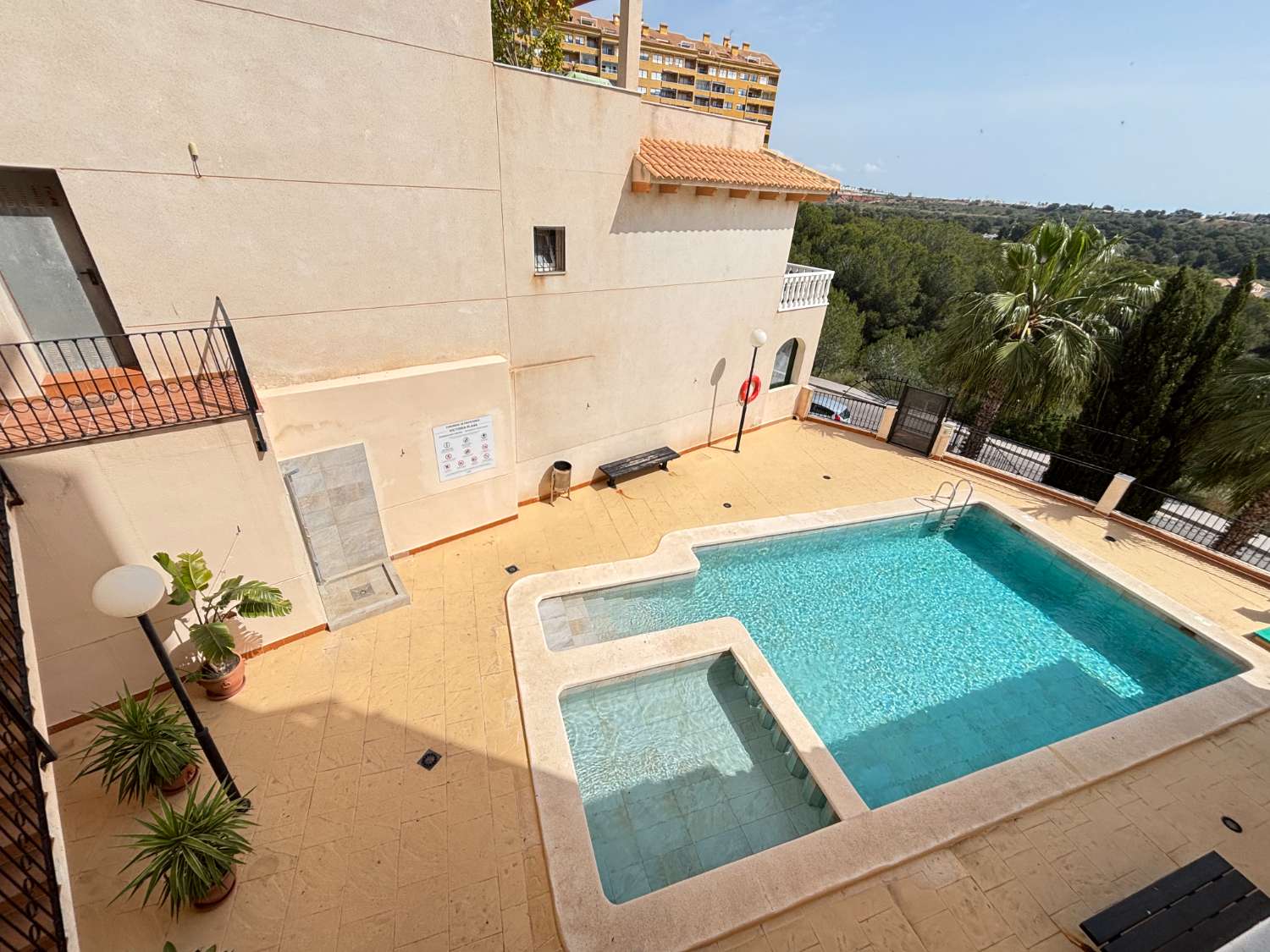 CAMPOAMOR 的专属复式住宅，拥有绝美的景观