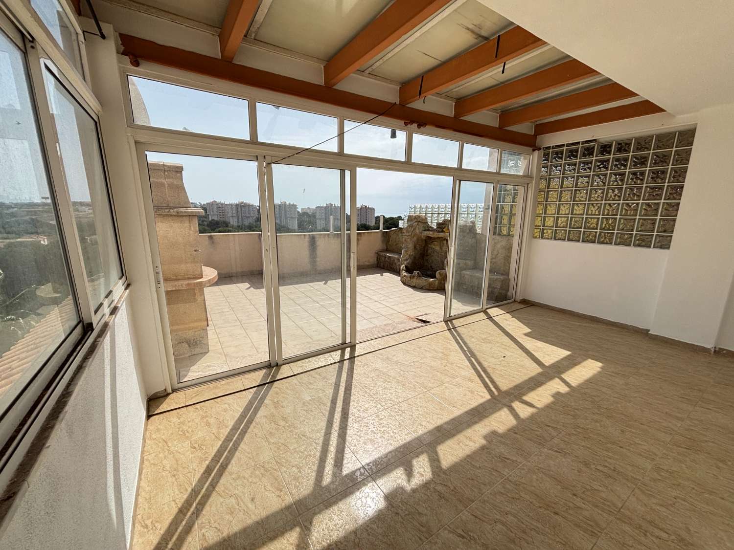 CAMPOAMOR 的专属复式住宅，拥有绝美的景观