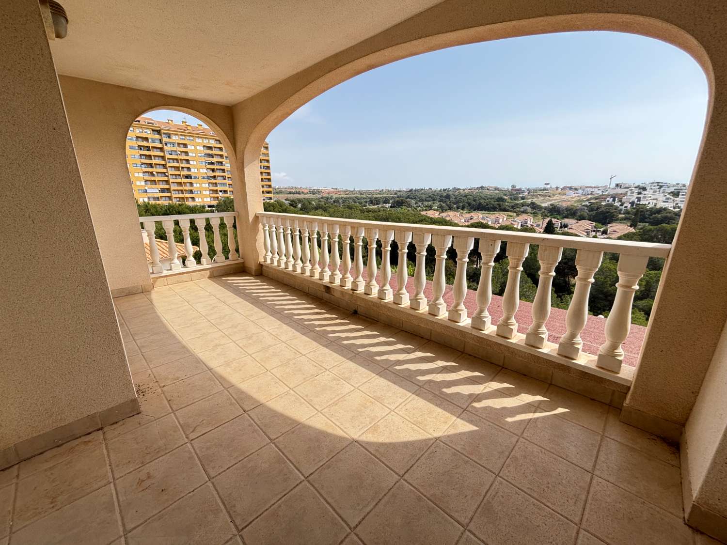 CAMPOAMOR 的专属复式住宅，拥有绝美的景观